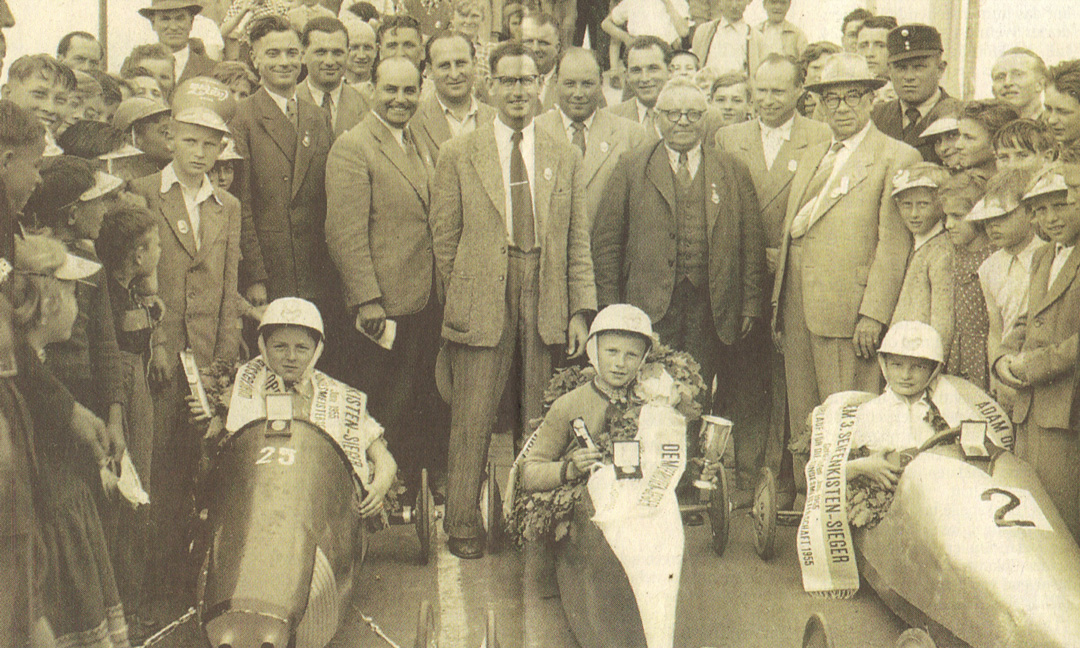 Sieger des ersten Seifenkistenrennens 1955 in Gerolzhofen zusammen mit den Organisatoren.